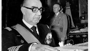 El presidente del Gobierno franquista, Luis Carrero Blanco, delante de Franco.