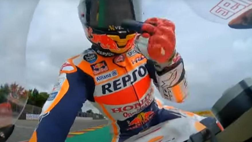 Mal día para Marc Márquez: peineta tras una salvada y brutal caída con Zarco