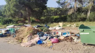 Un vertedero ilegal desespera a una urbanización de Sagunt