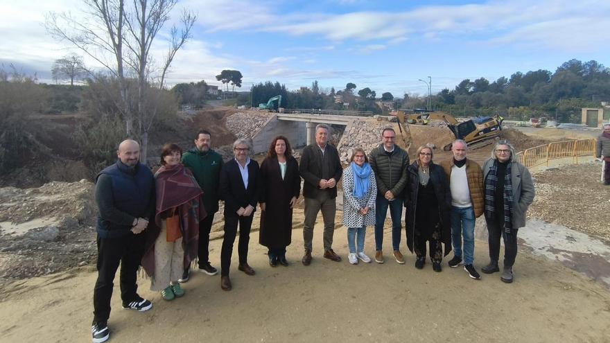 Vicenta Martínez Mus visita junto a la alcaldesa de Picassent, Conxa Garcia, las obras del Pont de l’Omet.