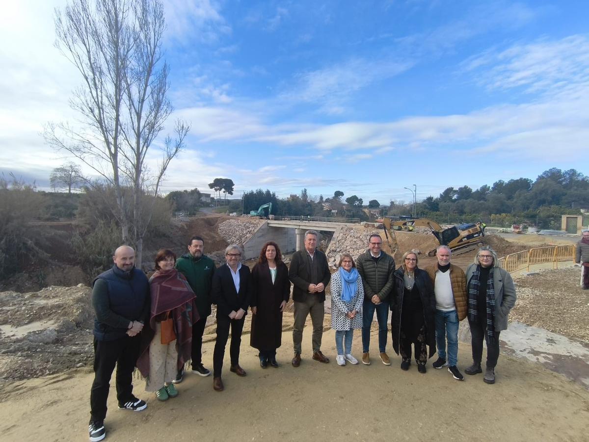 Vicenta Martínez Mus visita junto a la alcaldesa de Picassent, Conxa Garcia, las obras del Pont de l’Omet.