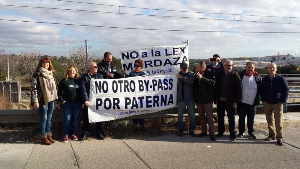 Pancartas en la visita de Baldoví.