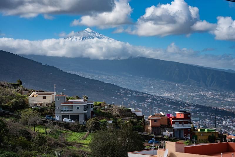 Los tinerfeños disfrutan de la nieve en el Teide