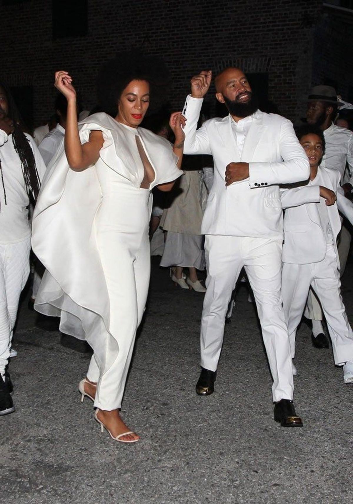Los recién casados Solange Knowles y Alan Ferguson bailan al ritmo de la música por las calles de Nueva Orleans