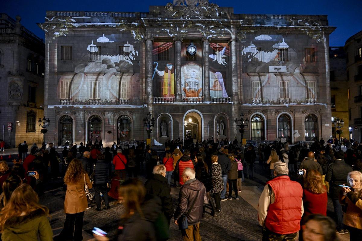 El pesebre proyectado en la fachada del Ayuntamiento, en la Navidad del 2022.