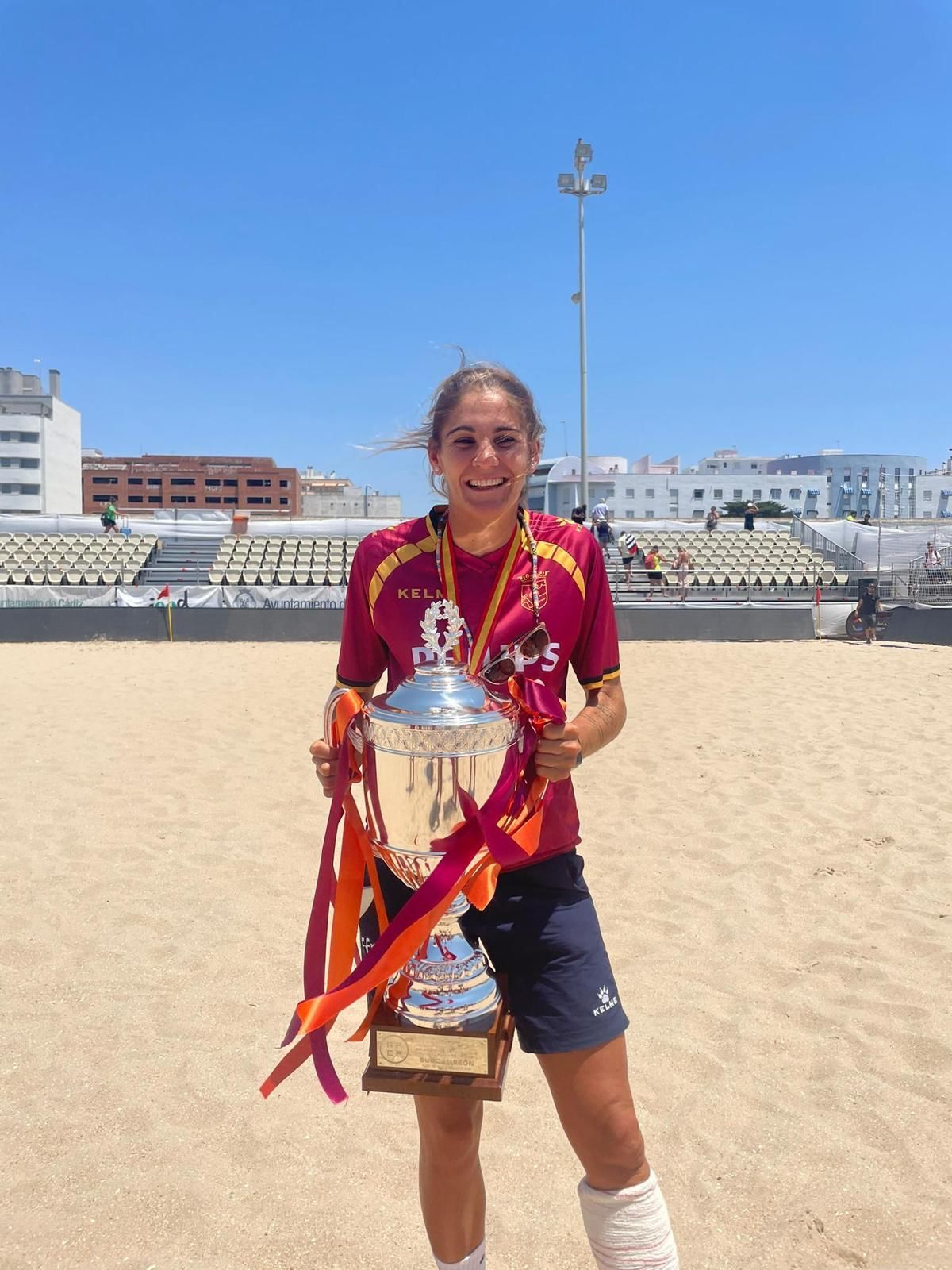 Carol González, en la arena de la playa Victoria, en Cádiz.