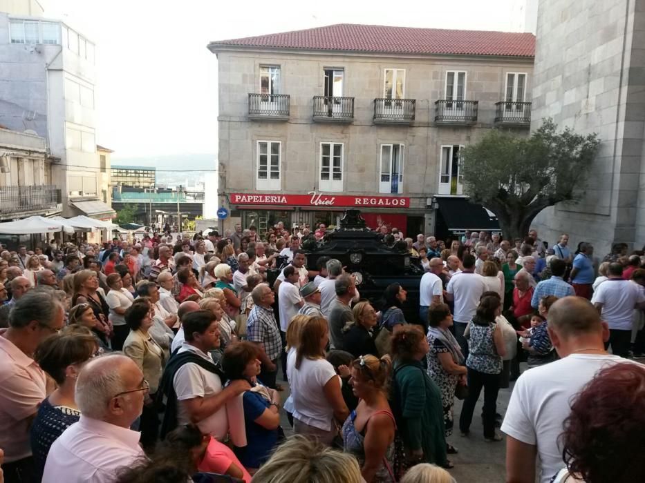 Cientos de vigueses le rindieron tributo al Cristo de la Victoria después de que una veintena de costaleros lo bajasen a hombros.