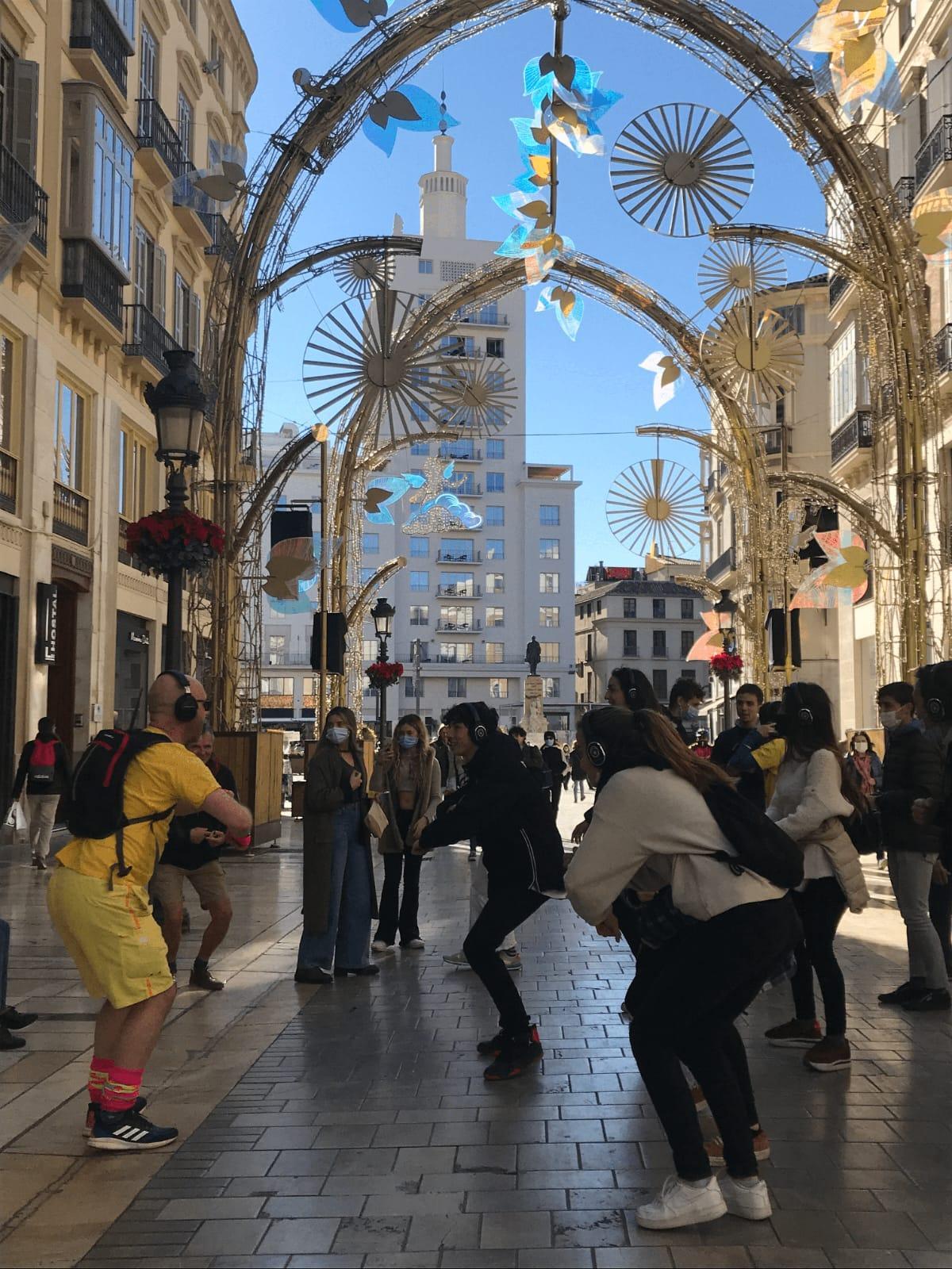 Una hora llena de diversión y baile por las calles de Málaga.