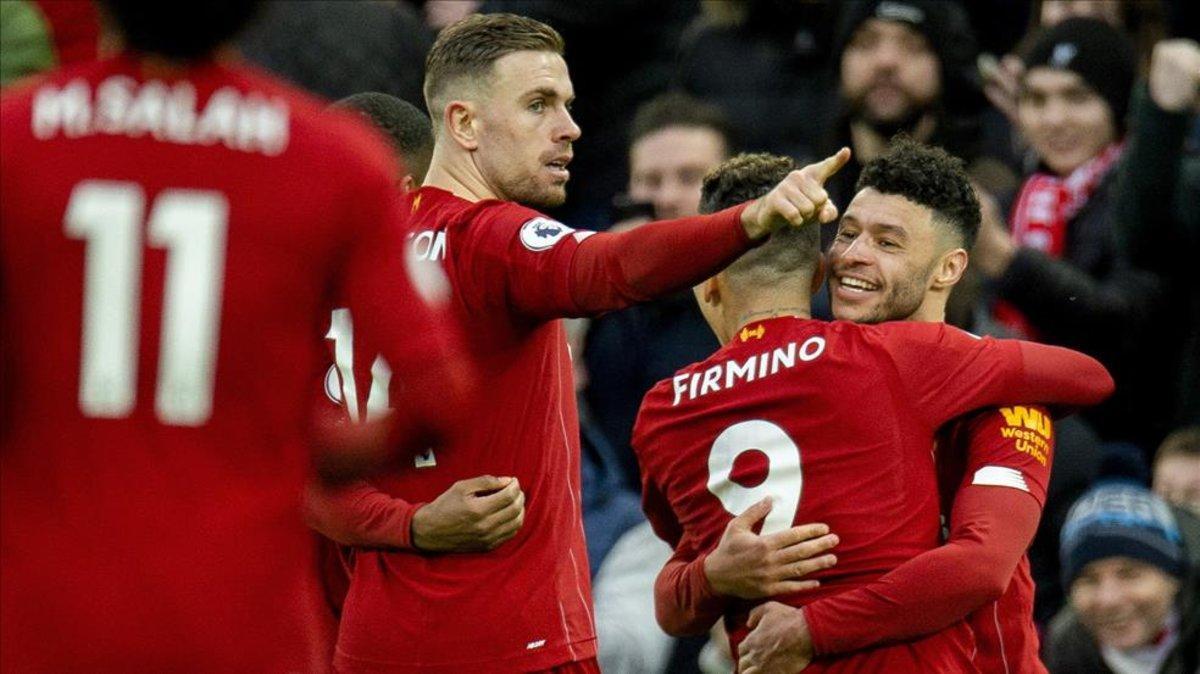 Los jugadores del Liverpool celebrando uno de los cuatro goles