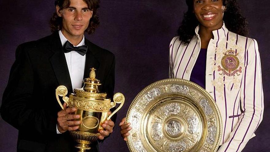 los ganadores, de etiqueta en el baile de campeones. Rafel Nadal, campeón del torneo masculino de Wimbledon acudió de rigurosa etiqueta al tradicional ´Baile para los Campeones´ en el hotel InterContinental de Hyde Park, donde se codeó con lo más granado del tenis mundial. El manacorí bailó con Venus Williams, ganadora del cuadro femenino.