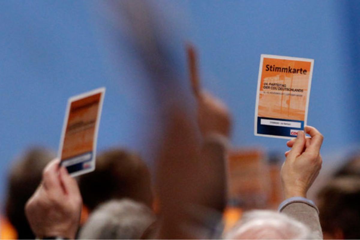 Un grup de militants voten durant una convenció del partit conservador Unió Demòcrata Cristiana (CDU) a Leipzig (Alemanya).