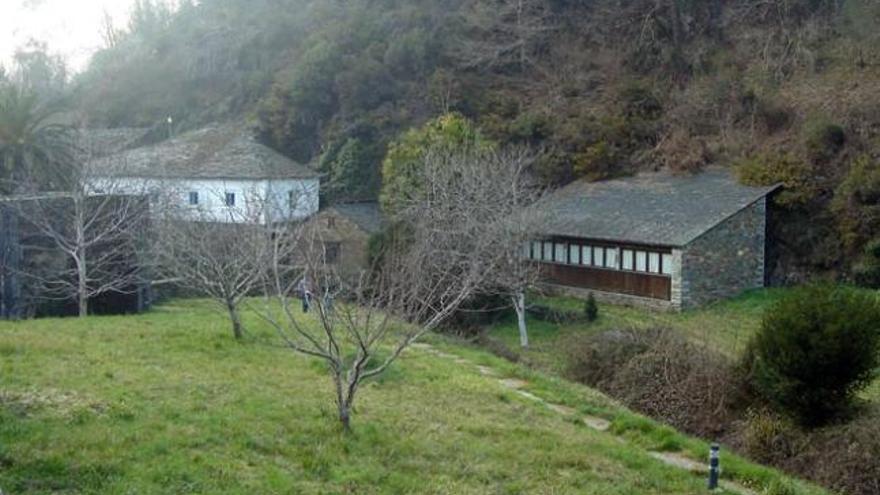 Conjunto histórico junto al río Reigadas.