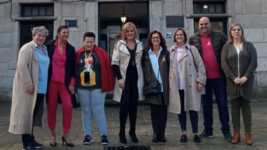 Redondela apoya la lucha contra el cáncer con un contenedor solidario de  reciclaje - Faro de Vigo