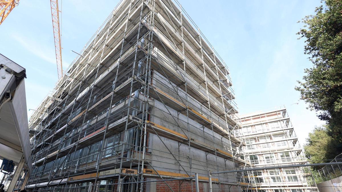 Obras de viviendas de protección oficial en Valdecorvos, Pontevedra.