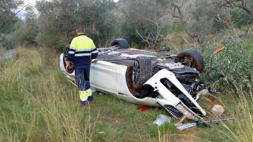 Dos heridos en Dénia al volcar con su coche y acabar en un bancal