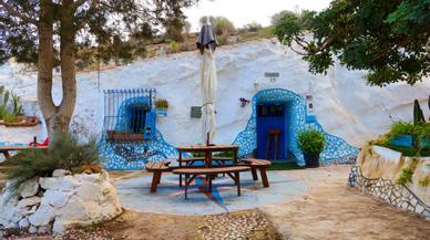 Ni Guadalest, ni Altea: el pueblo más bonito de Alicante está repleto de cuevas que son un museo al aire libre