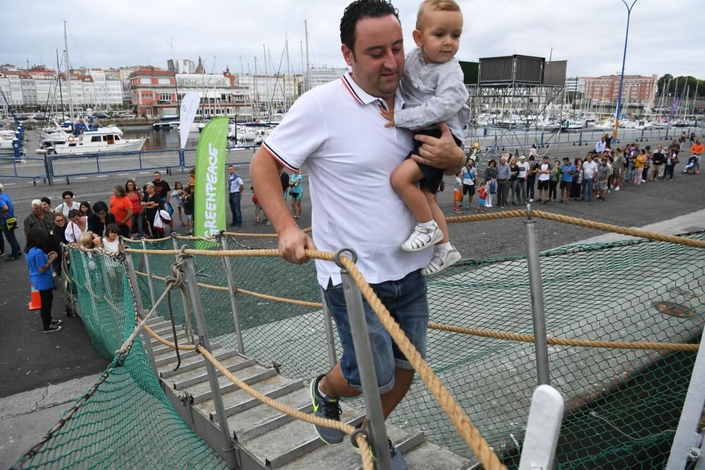 El barco Esperanza de Greenpeace en A Coruña