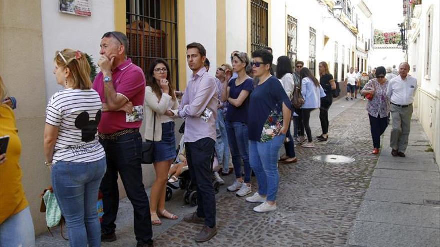 La Fiesta de los Patios acaba con una leve caída de visitas, que rozan el millón