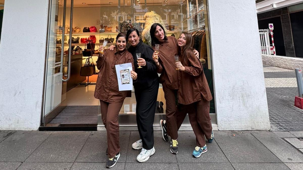 Cuatro trabajadoras de Bimba y Lola celebran un pellizco del segundo premio de la Lotería de Navidad