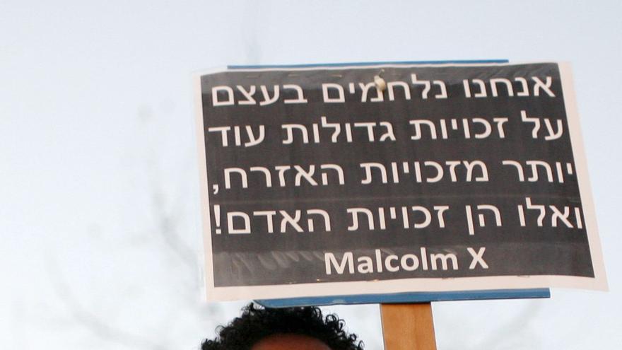 Cartel en defensa de Malcolm X.