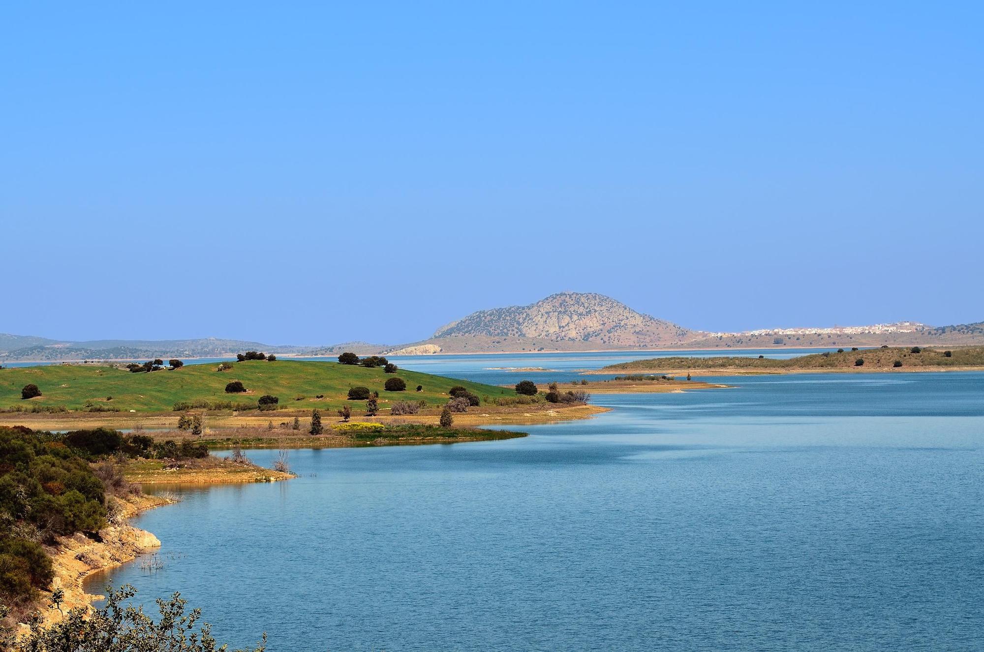 Es el lago más grande de Europa, está en España y tiene playas de interior fantásticas