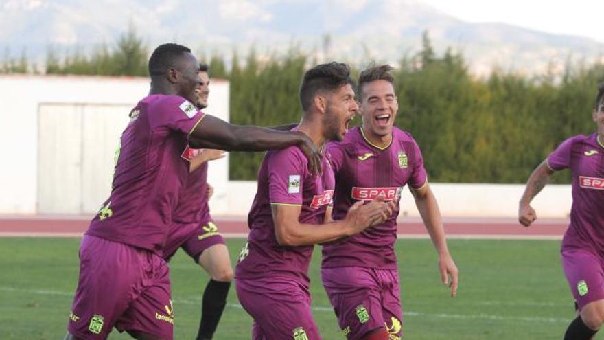 Sergio Jiménez celebra con sus compañeros el gol