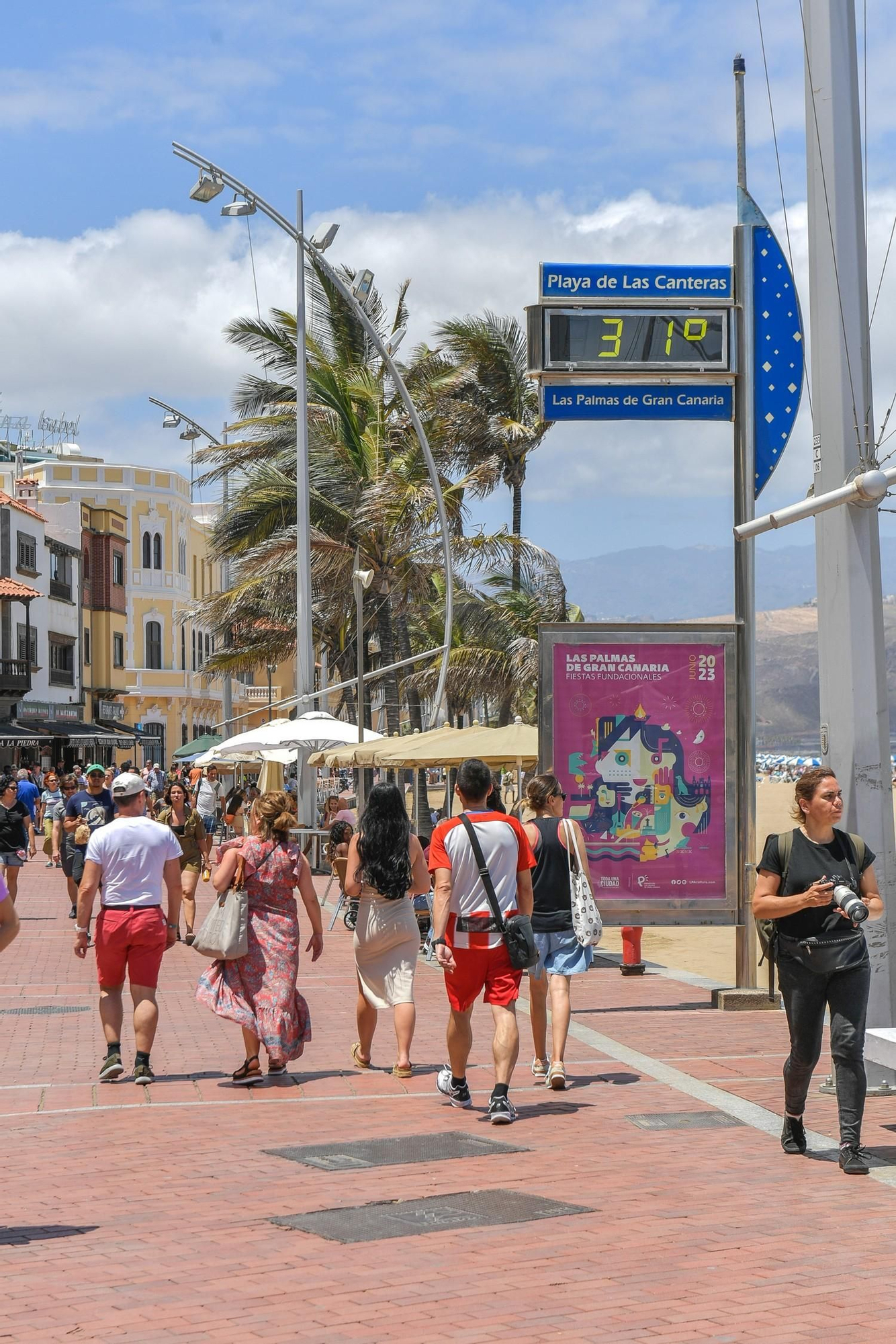 Día de playa en Las Canteras tras la noche de San Juan