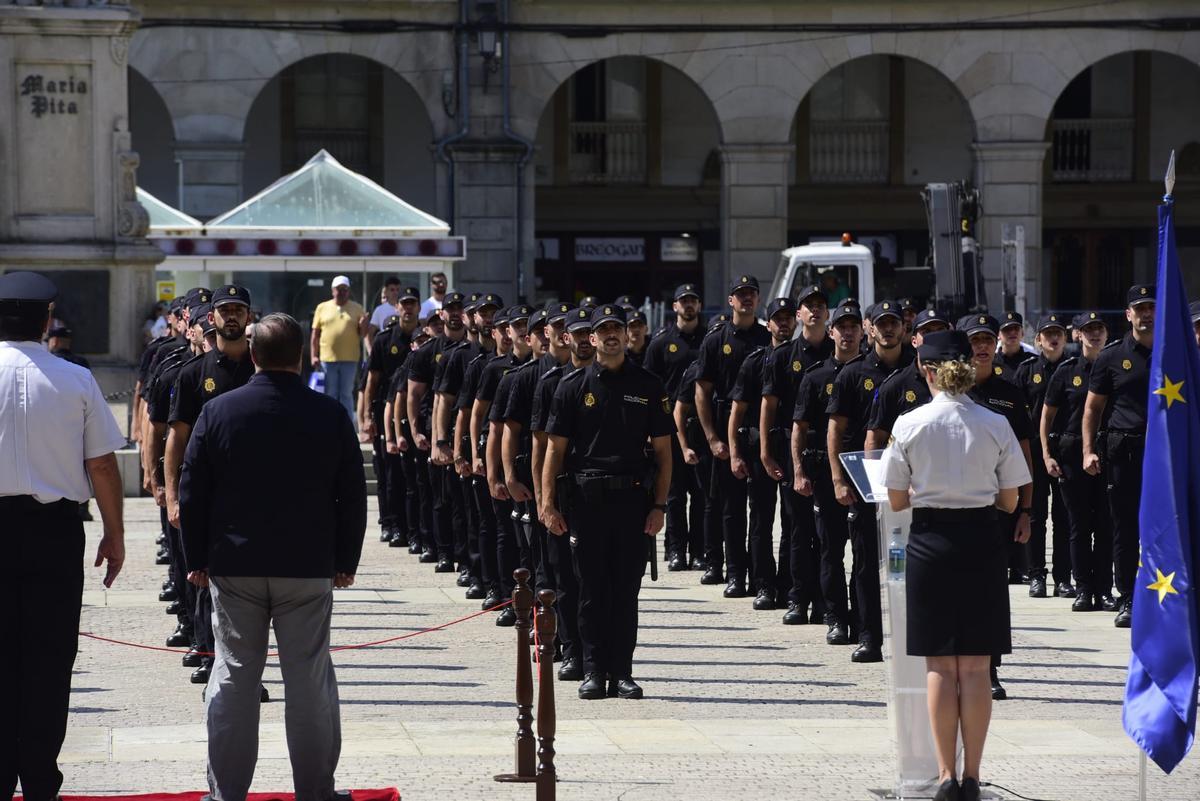 Presentación de Policías Nacionales en prácticas en la plaza de María Pita