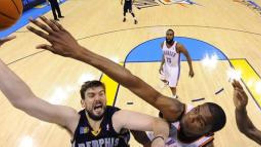 El jugador de los Thunder Kevin Durant (d) disputa el balón con Marc Gasol (i) de los Grizzlies.