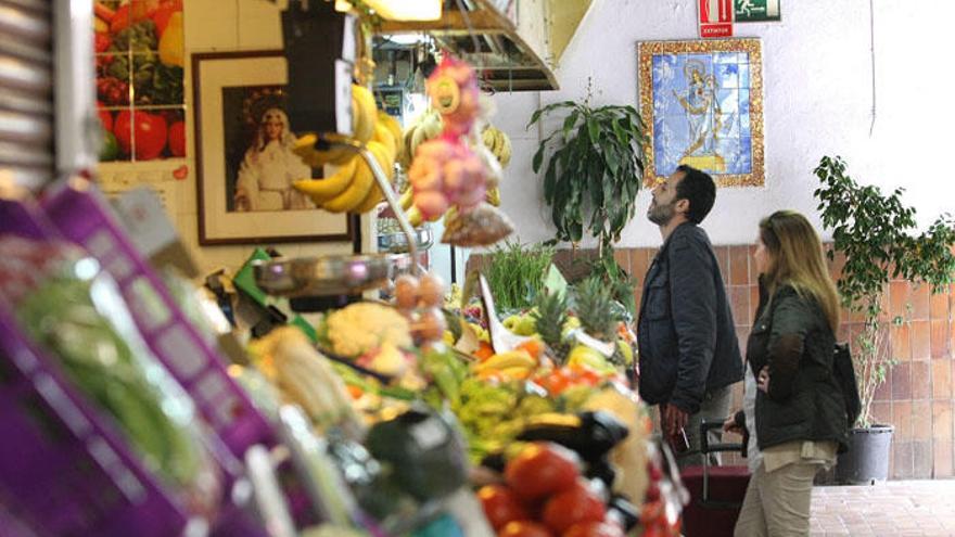 Una pareja realiza la compra de verduras y fruta fresca en la Merced.