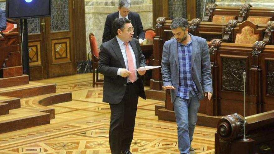 El portavoz del PSOE, José Manuel Dapena, con el alcalde, Xulio Ferreiro, en el pleno del viernes.