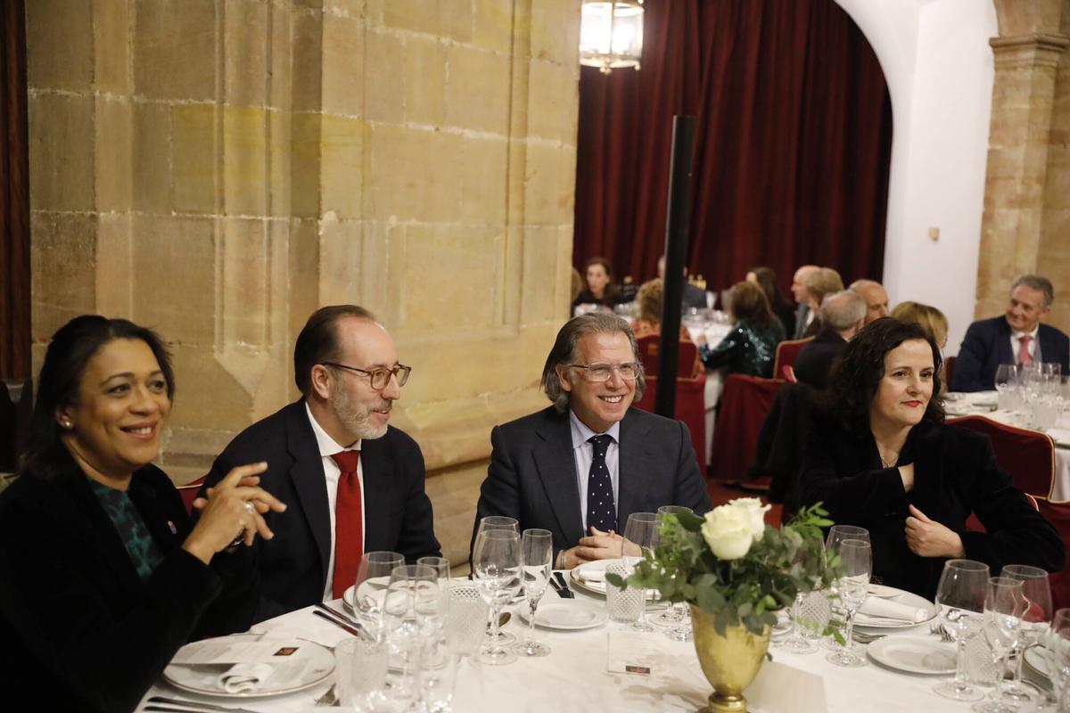 Montaña Sánchez-Arévalo recibe el premio "Mujer Trabajadora" del Rotary Club de Oviedo
