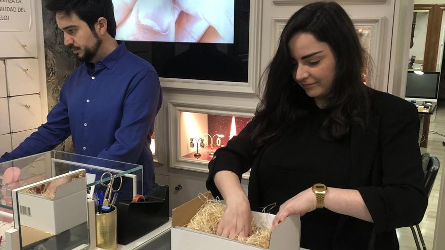 Sara y Salva Falomir preparan el envío de una compra online.