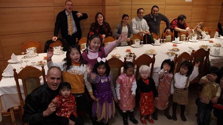 Los padres y las niñas de origen chino en un restaurante de la capital festejaron ayer el Nuevo Año Chino.