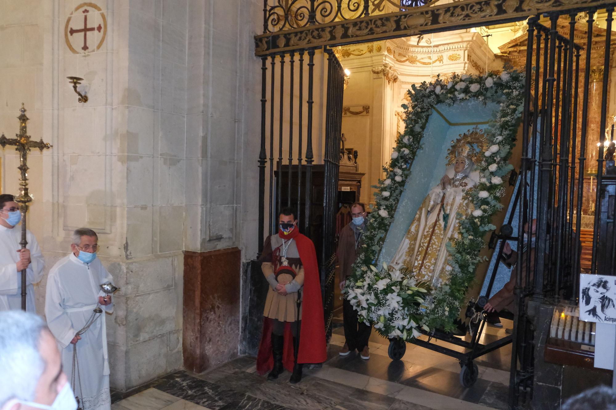 Encuentro íntimo con la Patrona. Los ilicitanos agasajan en Santa María a la Virgen confiados en recuperar en 2022 todo el esplendor de las fiestas de la Venida