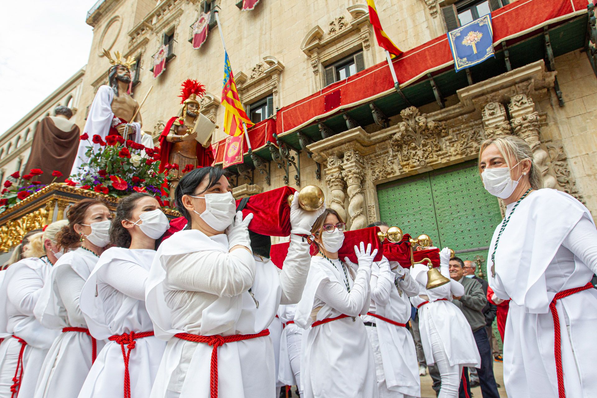 La procesión de la Sentencia recorre las calles en el Viernes Santo en Alicante