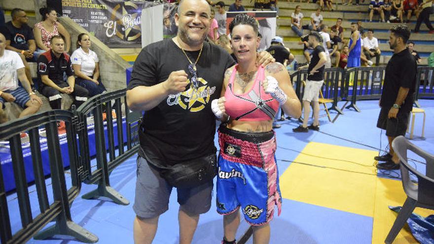 José Castro y Davinia Pérez, tras el último combate ganado por ´La niña del martillo´ en La Gallera