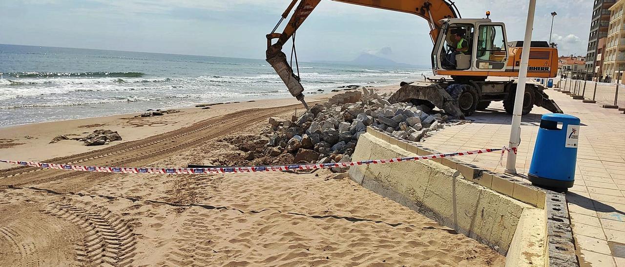 Una excavadora retira un entrante del 
paseo de Bellreguard tras los daños causados 
por el temporal Gloria en enero de 2020.  levante-emv