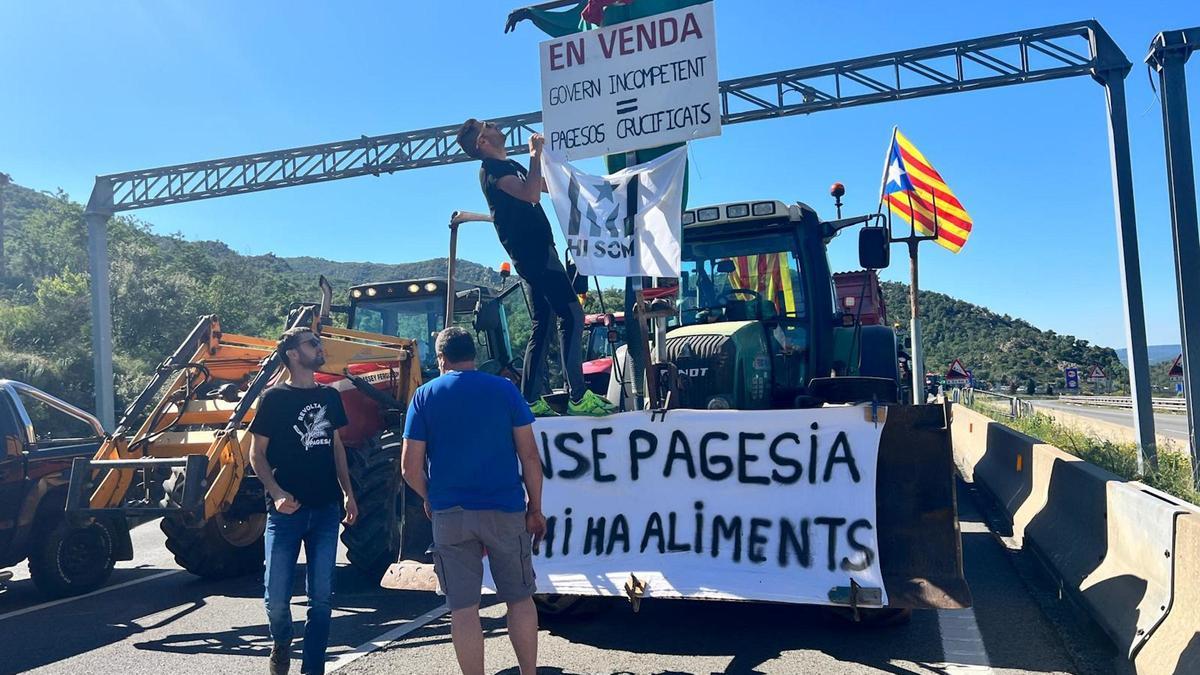 Imatge d'arxiu de diversos tractors tallant l'AP-7 a la Jonquera, durant una protesta