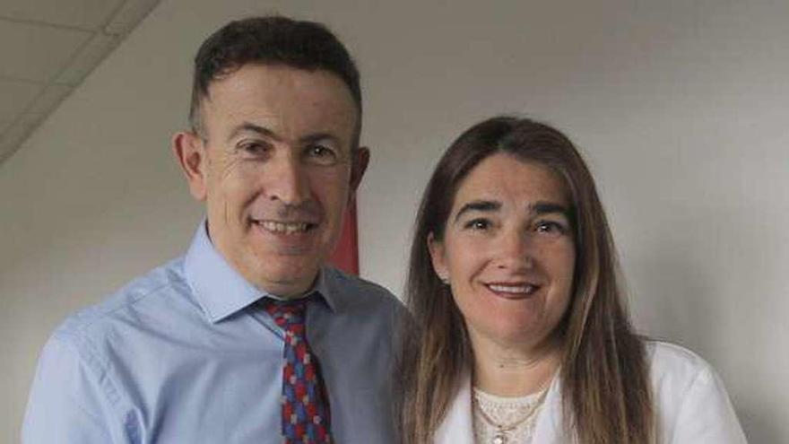 El doctor Esteban Castelao, con la doctora Manuela Gago. // X. Álvarez