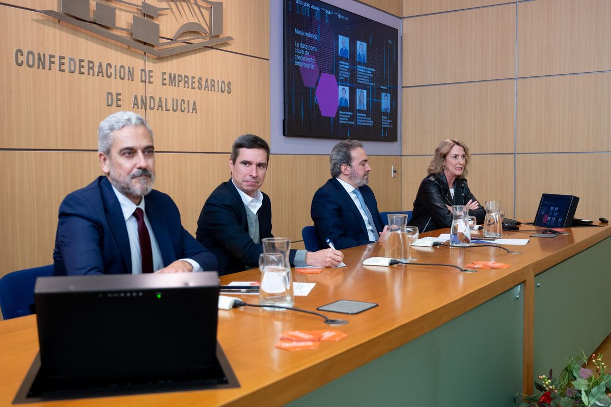 Jose Antonio León Capitán, Director de Comunicación RRII Stellantis Iberia. Ibo Sanz, Director Global de estrategia de innovación de LLYC. bPablo Gutiérrez de Cabiedes e Hidalgo de Caviedes, Decano de la Facultad de Ciencias Jurídicas y Empresariales de la Universidad CEU Fernando III. Berta Pascual, Directora Territorial de Comunicación y Marketing de QuirónSalud Andalucía
