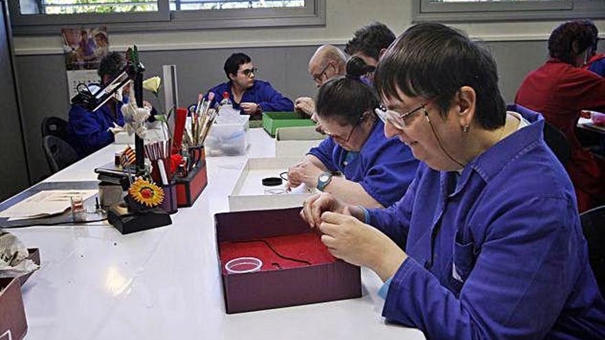 Elaboració de joies solidàries a la Fundació Ramon Noguera.