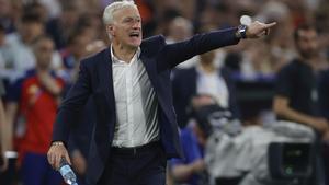 Didier Deschamps da instrucciones a sus jugadores durante el España-Francia.