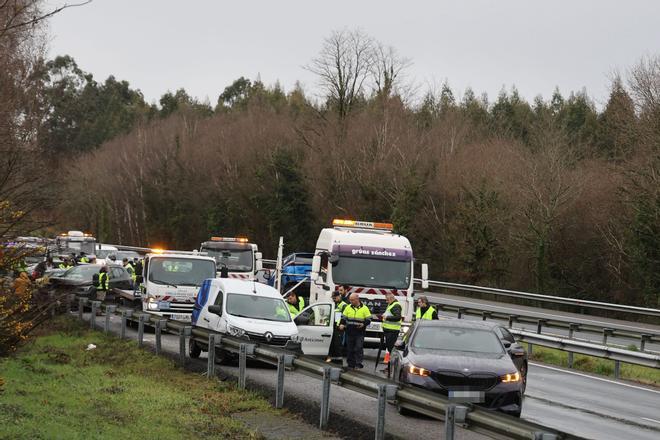 Un accidente múltiple obliga a cortar la AP-9 en sentido Santiago