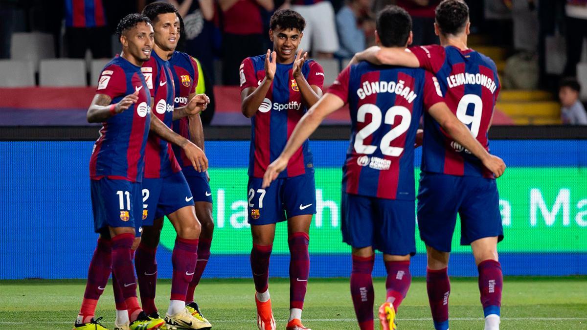 Los jugadores del FC Barcelona celebran el gol de Lamine Yamal a la Real Sociedad