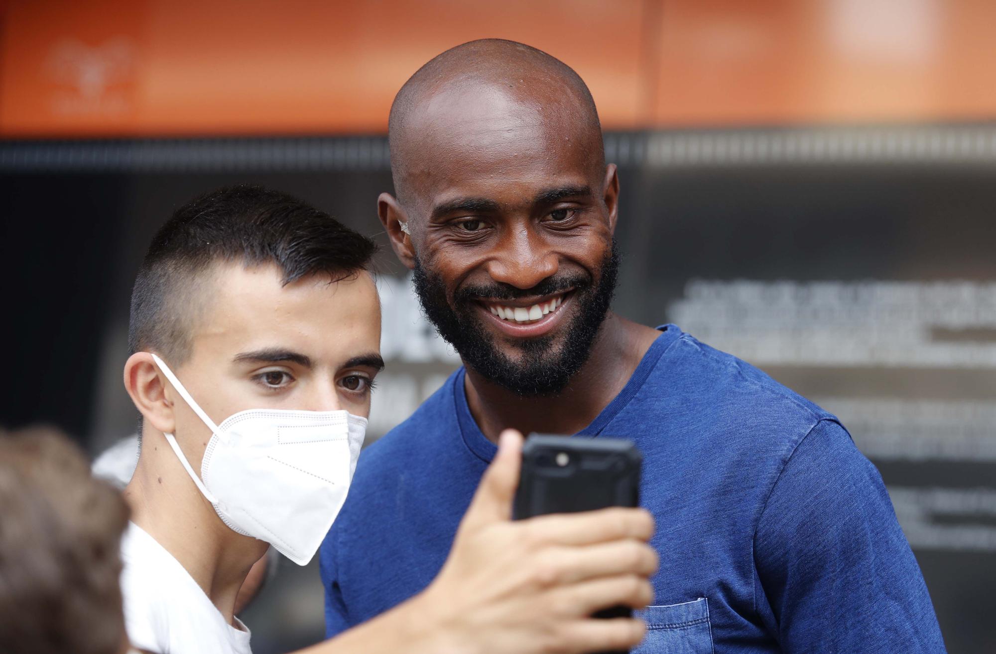 La afición valencianista se vuelca con el equipo a la salida de Mestalla