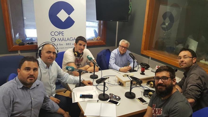 Carlos Suárez, en la tertulia de la Cadena Cope, con su jefe de Deporte, Emilio Guerrero, y los tertulianos.