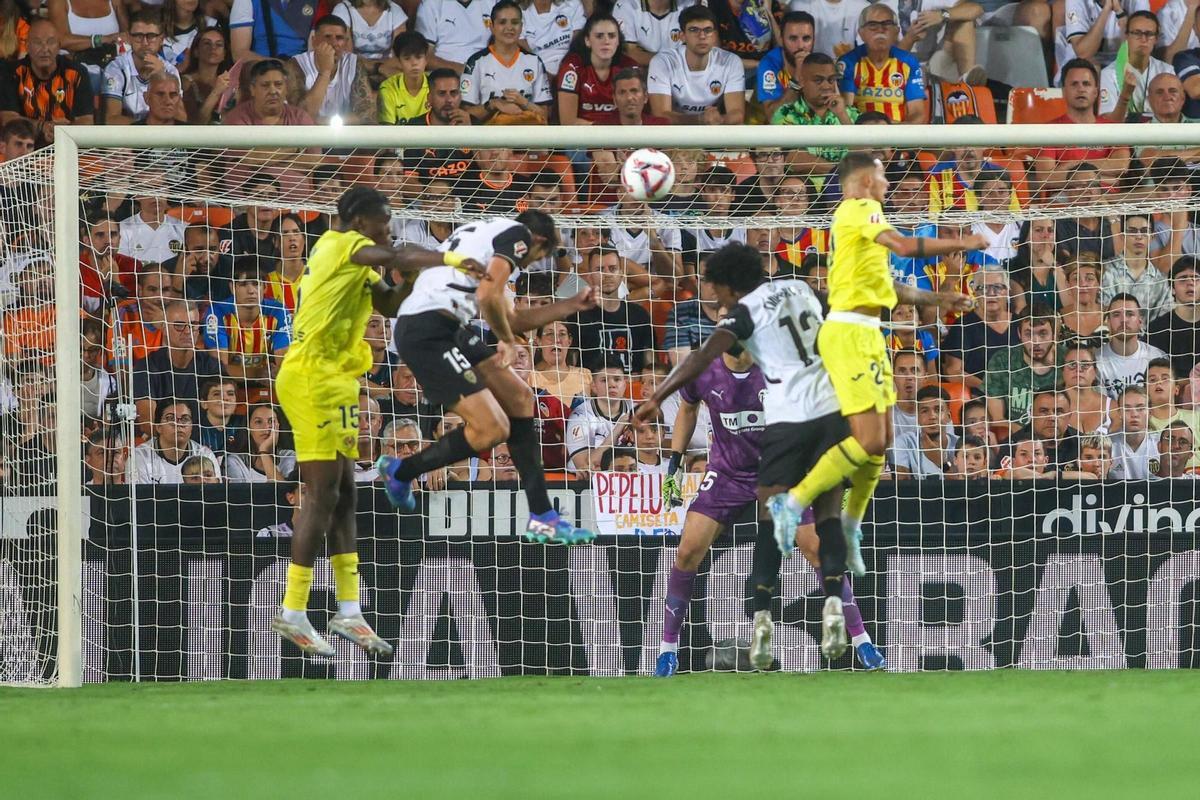 Un momento del empate entre el Valencia CF y el Villarreal en Mestalla.