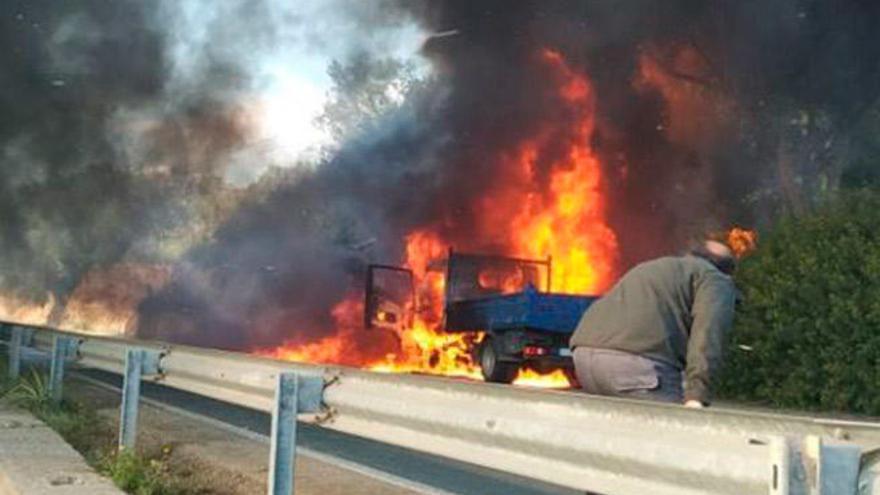 Un incendio destruye un camión en la carretera de Sineu a Maria de la Salut