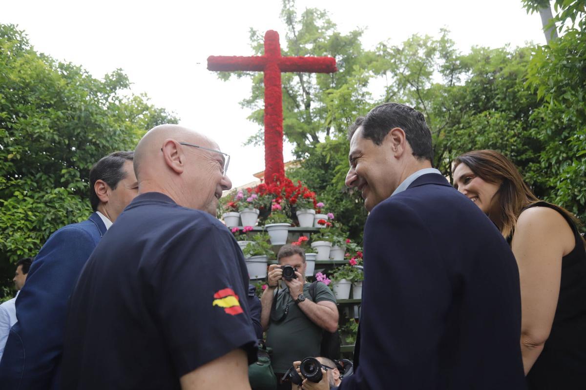 Juanma Moreno hace campaña en las Cruces de Mayo de Córdoba Juanma Moreno hace campaña en las Cruces de Mayo de Córdoba
